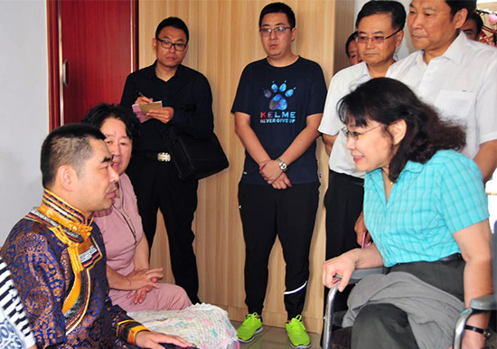 中国残联主席张海迪在内蒙古调研残疾人康复事业