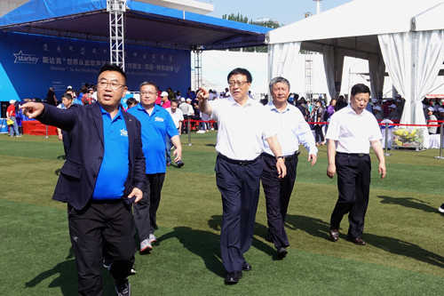 内蒙古自治区副主席欧阳晓晖看望斯达克“世界从此欢声笑语”<br>中国（内蒙古）项目受赠群众及专家、志愿者