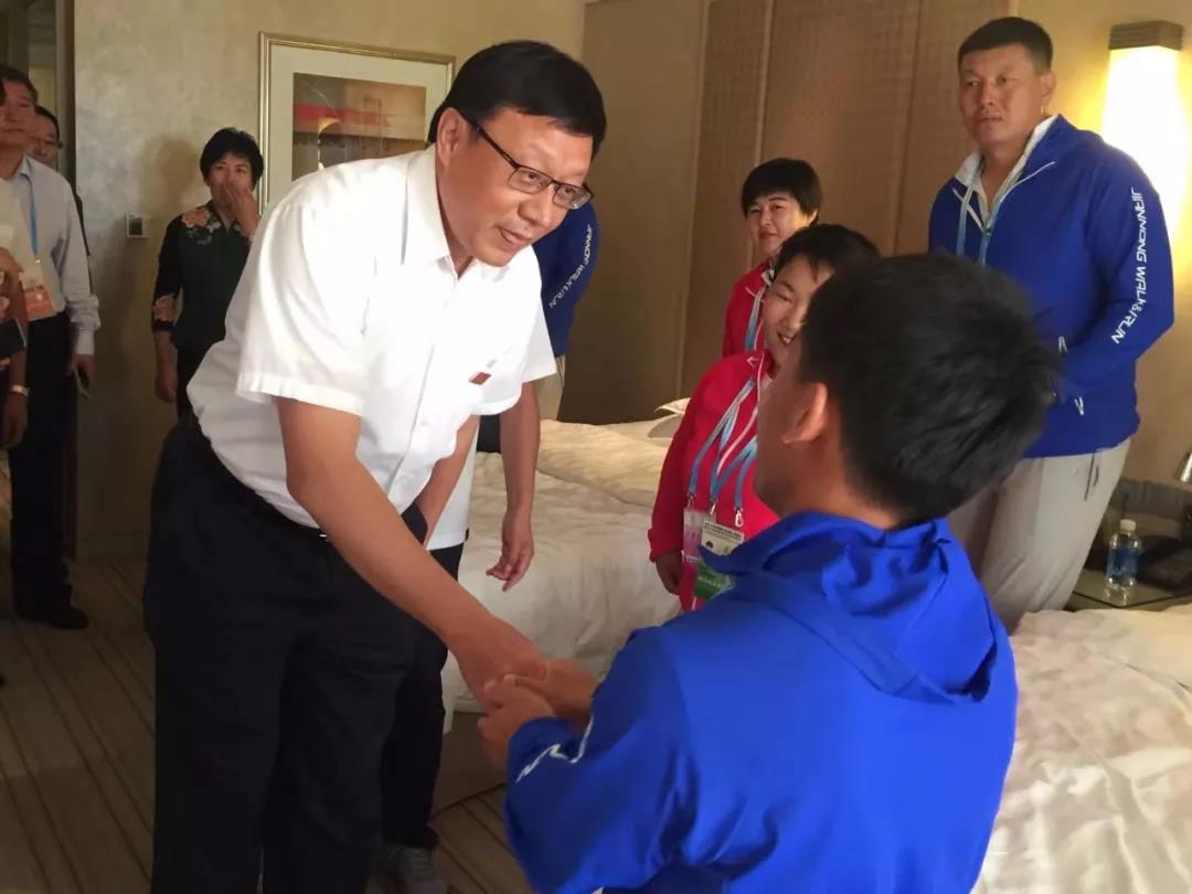 内蒙古自治区副主席欧阳晓晖在天津看望自治区残疾人运动员